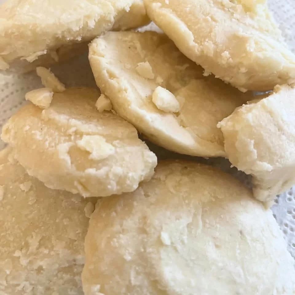Morceaux de beurre de karité brut, tels qu’ils sortent de la fabrication artisanale.